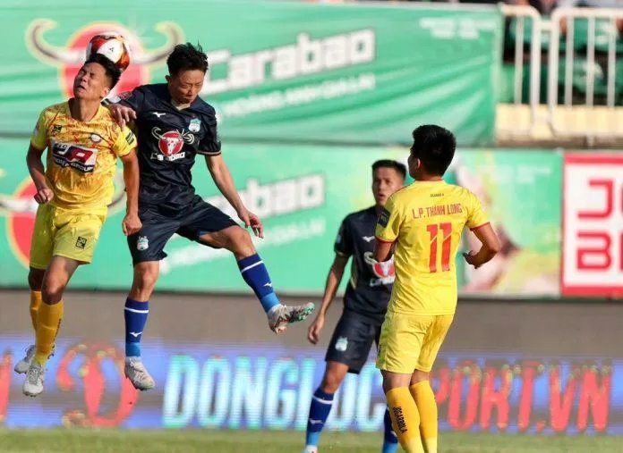 Những phút đầu trận, đội khách Thanh Hóa chơi lấn lướt hơn so với đội chủ nhà. (Ảnh: Internet) Những phút đầu trận, đội khách Thanh Hóa chơi lấn lướt hơn so với đội chủ nhà. (Ảnh: Internet)