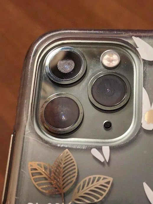 Camera bị mờ có thể là dấu hiệu iPhone bị ngấm nước (Ảnh: Internet)