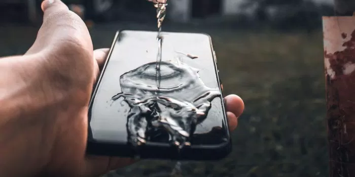 iPhone có thể bị hư nếu ngâm nước lâu (Ảnh: Internet)