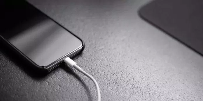Sạc không ổn định có thể là dấu hiệu iPhone bị ngấm nước (Ảnh: Internet) Sạc không ổn định có thể là dấu hiệu iPhone bị ngấm nước (Ảnh: Internet)