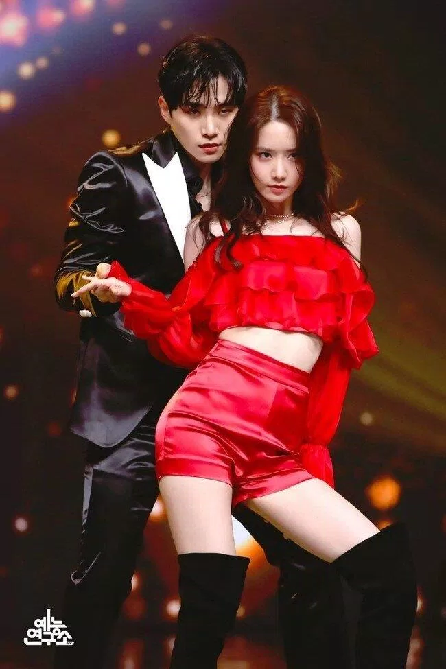 Junho và Yoona từng gây bão mạng xã hội với tiết mục mở màn nhạc hội (nguồn: internet)