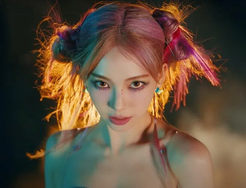 Karina tóc hồng đầy tinh nghịch không hề kém cạnh (Ảnh: Internet)