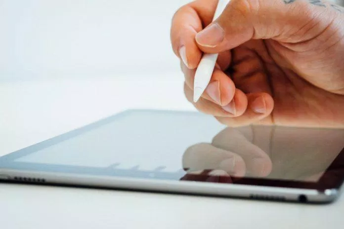 Viết lên máy tính bảng rất dễ dàng (Ảnh: Internet) Viết lên máy tính bảng rất dễ dàng (Ảnh: Internet)