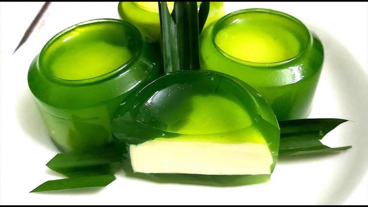 Các món tráng miệng, đặc biệt là các món chè hay rau câu đều sử dụng lá dứa để món ăn thơm hơn (nguồn: Internet) Các món tráng miệng, đặc biệt là các món chè hay rau câu đều sử dụng lá dứa để món ăn thơm hơn (nguồn: Internet)