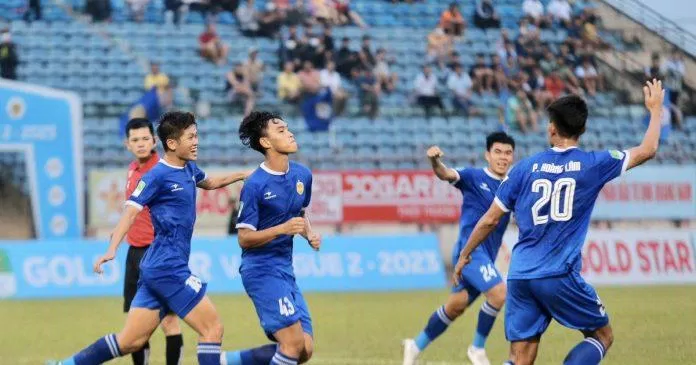 Lê Văn Hưng sinh năm 2000 được Quảng Nam mượn từ SHB Đà Nẵng hồi đầu mùa giải. (Ảnh: Internet) Lê Văn Hưng sinh năm 2000 được Quảng Nam mượn từ SHB Đà Nẵng hồi đầu mùa giải. (Ảnh: Internet)
