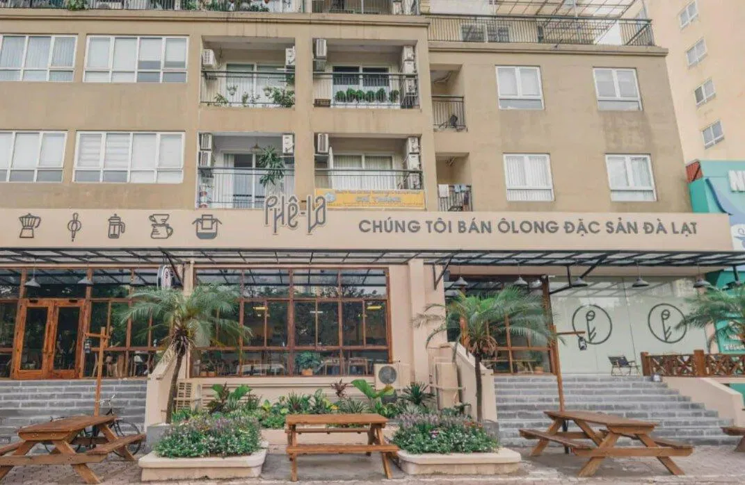 Phê La đã thể hiện niềm tự hào về nguồn nguyên liệu hảo hạng được chính người nông dân Việt Nam vun trồng và chăm sóc thông qua lời khẳng định “Chúng tôi bán Ô Long đặc sản Đà Lạt” (Ảnh: Internet) Phê La đã thể hiện niềm tự hào về nguồn nguyên liệu hảo hạng được chính người nông dân Việt Nam vun trồng và chăm sóc thông qua lời khẳng định “Chúng tôi bán Ô Long đặc sản Đà Lạt” (Ảnh: Internet)