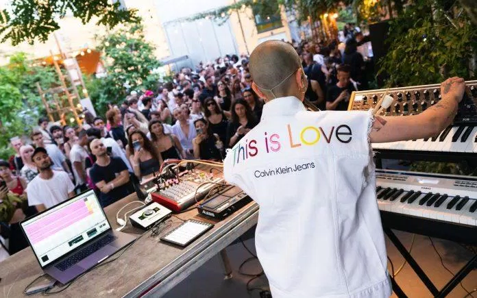 Trong bộ sưu tập mới nhất nhằm kỷ niệm Pride Month, Calvin Klein đã bày tỏ sự tôn trọng đến cộng đồng LGBTQIA+ bằng bộ sưu tập "This Is Love" (Ảnh: Internet)