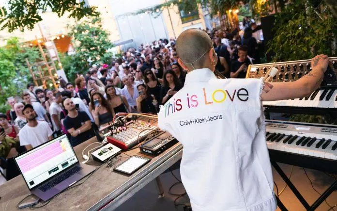 Trong bộ sưu tập mới nhất nhằm kỷ niệm Pride Month, Calvin Klein đã bày tỏ sự tôn trọng đến cộng đồng LGBTQIA+ bằng bộ sưu tập "This Is Love" (Ảnh: Internet) Trong bộ sưu tập mới nhất nhằm kỷ niệm Pride Month, Calvin Klein đã bày tỏ sự tôn trọng đến cộng đồng LGBTQIA+ bằng bộ sưu tập "This Is Love" (Ảnh: Internet)
