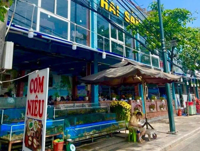 Không gian bên ngoài của nhà hàng. (Ảnh: Internet)