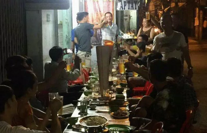 Không gian vỉa hè của quán. (Ảnh: Internet)