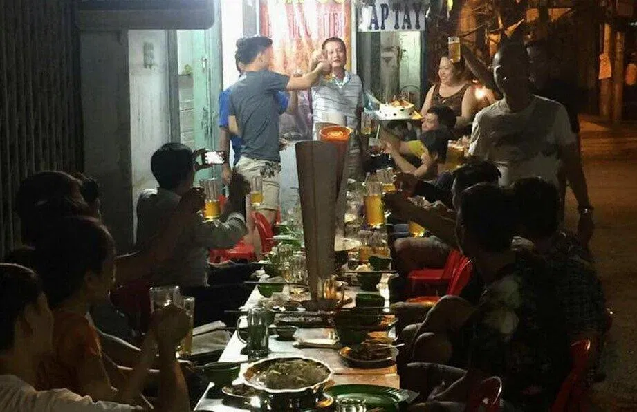 Không gian vỉa hè của quán. (Ảnh: Internet)