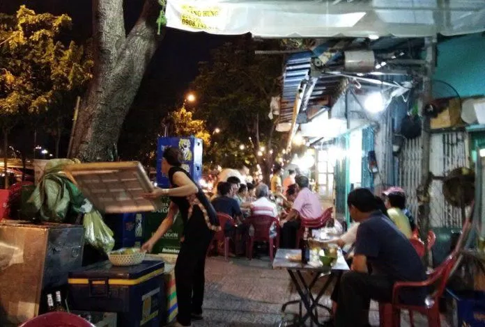 Không gian vỉa hè của quán. (Ảnh: Internet)