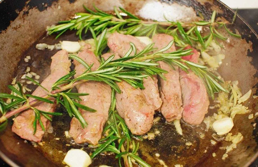 Lá hương thảo có công dụng khử mùi khá tốt, nhất là đối với thịt đỏ (nguồn: Internet) Lá hương thảo có công dụng khử mùi khá tốt, nhất là đối với thịt đỏ (nguồn: Internet)