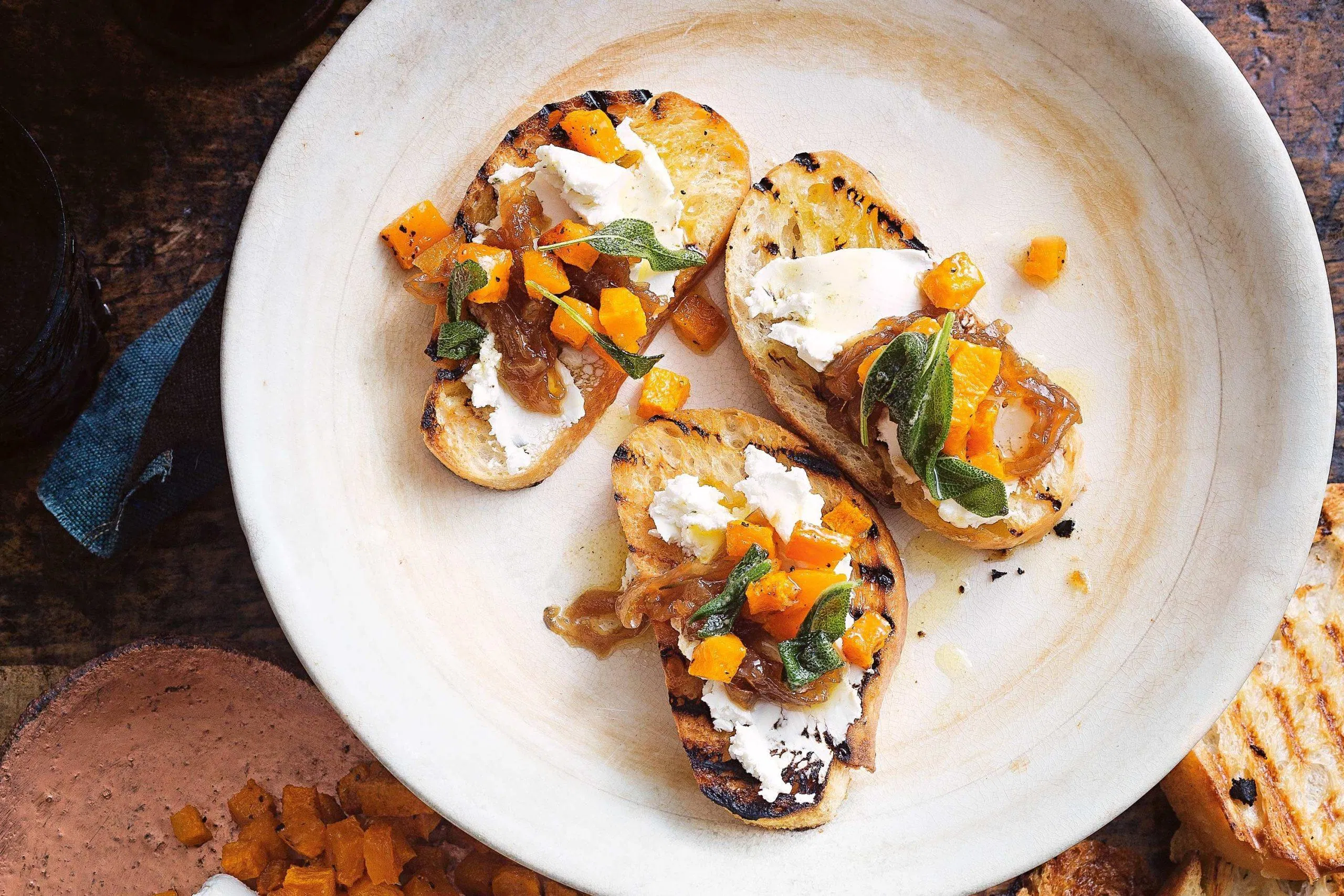 Lá xô thơm giúp món ăn thơm và đậm đà hơn (nguồn: Internet) Lá xô thơm giúp món ăn thơm và đậm đà hơn (nguồn: Internet)