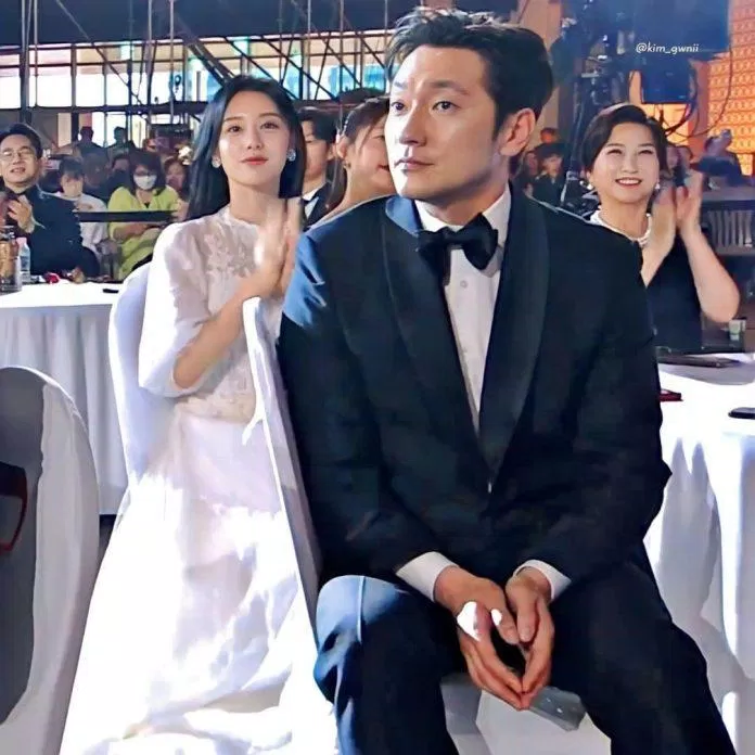 Son Seok Koo và Kim Ji Won chung khung hình tại lễ trao giải Baeksang (nguồn: internet)