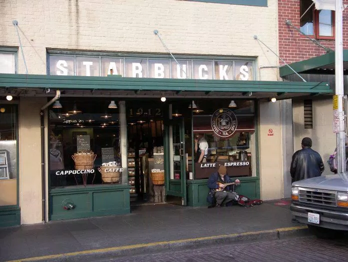 Sự gia nhập của Howard Schultz đã trở thành tiền đề mang thương hiệu Starbucks vươn ra toàn cầu (Ảnh: Internet) Sự gia nhập của Howard Schultz đã trở thành tiền đề mang thương hiệu Starbucks vươn ra toàn cầu (Ảnh: Internet)