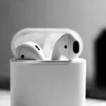 Dùng một bên AirPods để tiết kiệm pin (Ảnh: Internet)