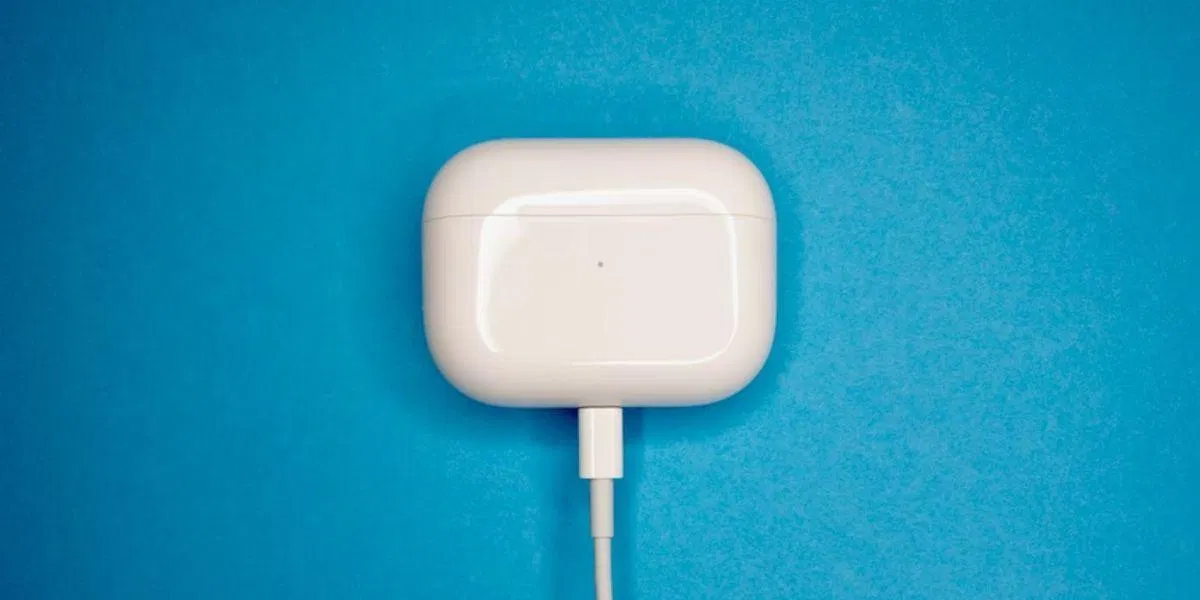 Sạc đúng cách giúp pin của AirPods bền hơn (Ảnh: Internet)