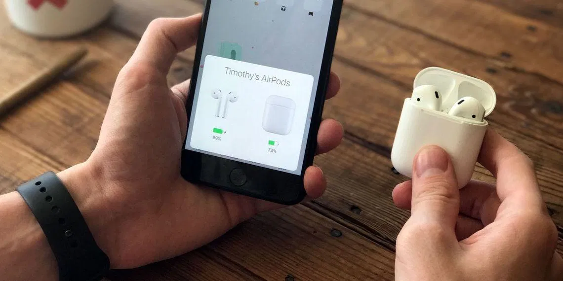 Cất AirPods vào hộp khi không dùng (Ảnh: Internet)