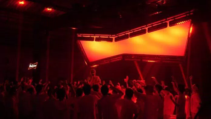 Hoàng Thùy Linh và 16 Typh lần lượt mang lên sân khấu những bản hit làm nên tên tuổi của mình (Ảnh: Internet) Hoàng Thùy Linh và 16 Typh lần lượt mang lên sân khấu những bản hit làm nên tên tuổi của mình (Ảnh: Internet)