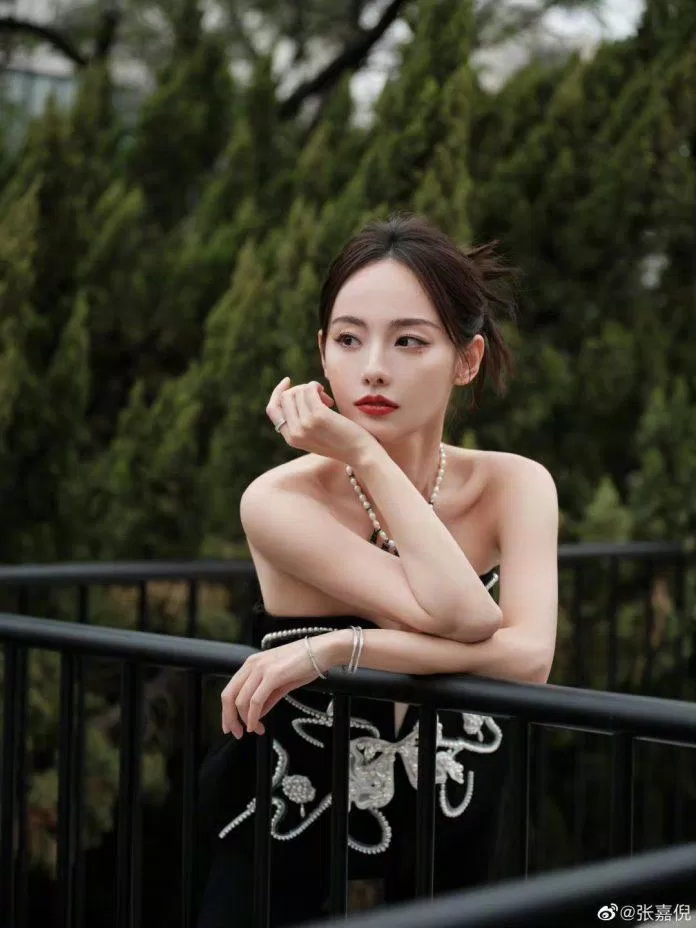 Trương Gia Nghê bước chân vào ngành giải trí Trung Quốc với vai trò là một ca sĩ, diễn viên (nguồn: internet)