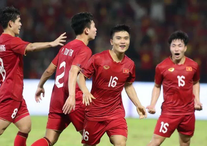 Nhật Nam ghi bàn thắng gỡ hòa sau pha bóng lập bập trong vòng cấm (Ảnh: Internet) Nhật Nam ghi bàn thắng gỡ hòa sau pha bóng lập bập trong vòng cấm (Ảnh: Internet)