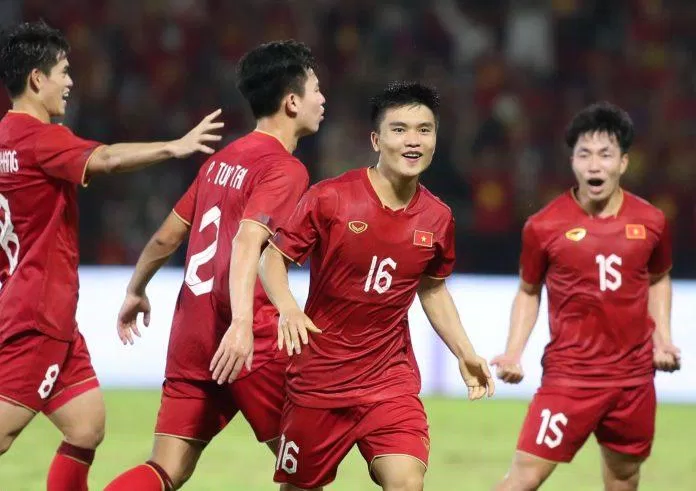Nhật Nam ghi bàn thắng gỡ hòa sau pha bóng lập bập trong vòng cấm (Ảnh: Internet)
