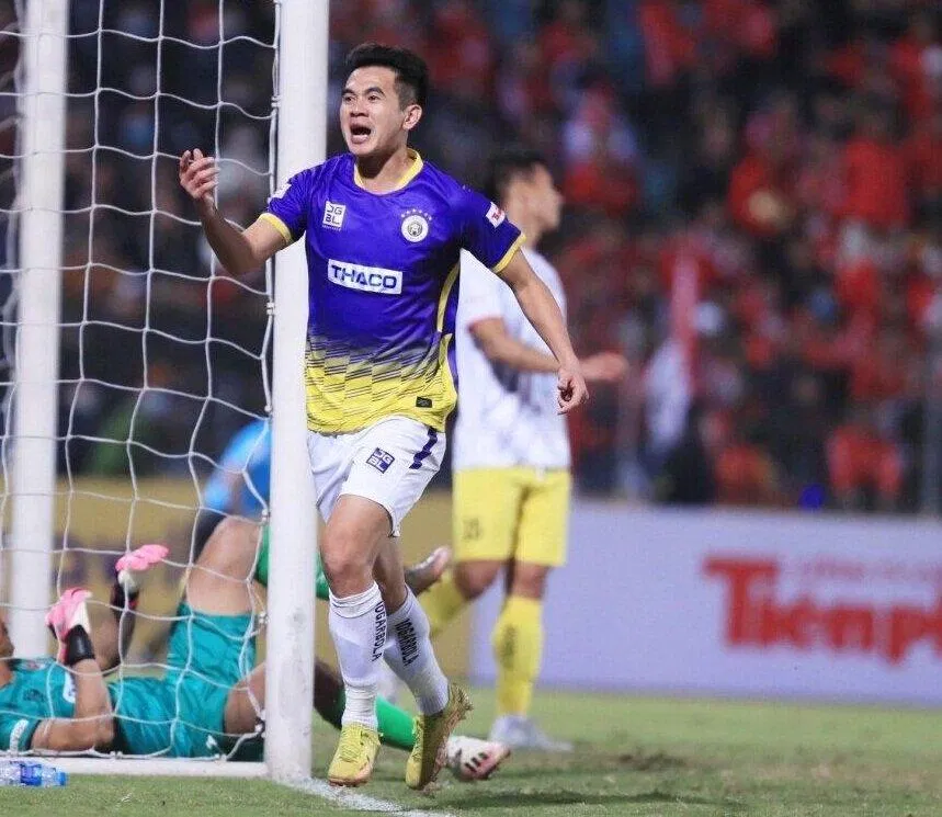 Hậu vệ Trần Văn Kiên được đồn đoán sẽ gia nhập CLB Hải Phòng sau khi hết hợp đồng cùng đội chủ sân Hàng Đẫy (Ảnh: Internet) Hậu vệ Trần Văn Kiên được đồn đoán sẽ gia nhập CLB Hải Phòng sau khi hết hợp đồng cùng đội chủ sân Hàng Đẫy (Ảnh: Internet)