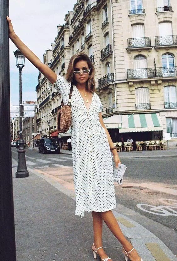 Bạn cần lựa chọn họa tiết chấm bi sao cho khéo để tránh nhìn lỗi thời đó. (Nguồn: Internet).