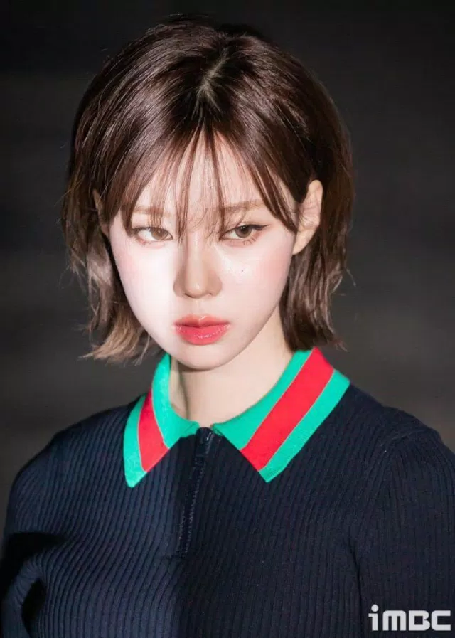 Makeup look trong veo cùng ánh mắt sắc bén đem đến một thần thái không mĩ từ nào diễn tả hết được (Ảnh: Internet)