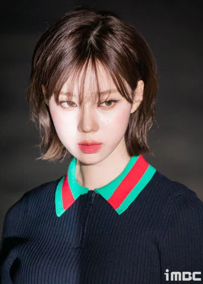 Makeup look trong veo cùng ánh mắt sắc bén đem đến một thần thái không mĩ từ nào diễn tả hết được (Ảnh: Internet)