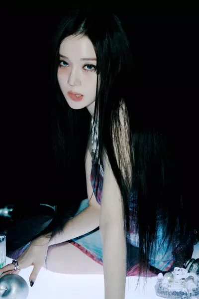 Ma mị trong track video "Salty & Sweet" (Ảnh: Internet) Ma mị trong track video "Salty & Sweet" (Ảnh: Internet)