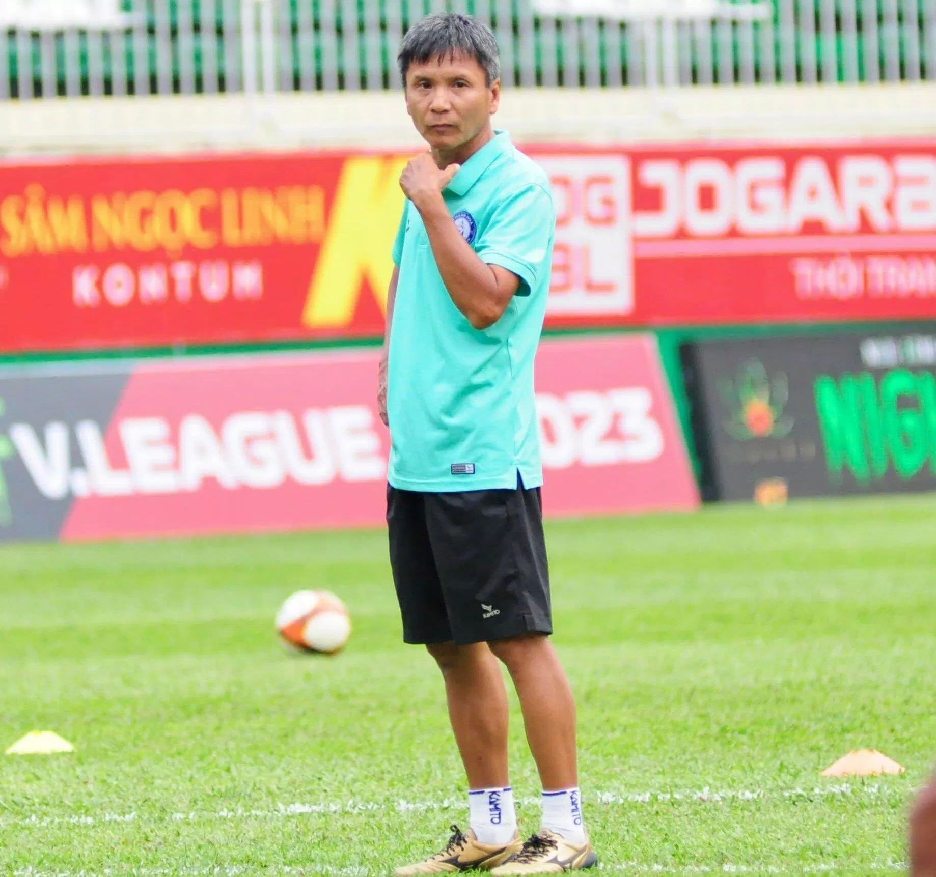 HLV Võ Đình Tân đã từng tuyên bố dõng dạc: “Ở V-League chỉ có Khánh Hòa không xin điểm ai bao giờ” (Ảnh: Internet) HLV Võ Đình Tân đã từng tuyên bố dõng dạc: “Ở V-League chỉ có Khánh Hòa không xin điểm ai bao giờ” (Ảnh: Internet)