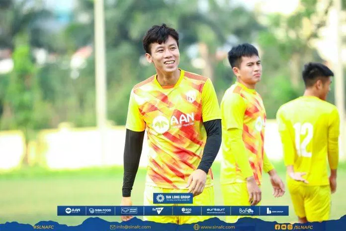 Chiều ngày 25/5, CLB SLNA có buổi tập làm quen sân Hàng Đẫy trước trận gặp CLB CAHN. Trung vệ Quế Ngọc Hải đã có những chia sẻ về vấn đề lương, thưởng trong thời gian vừa qua của đội. (Ảnh: Internet) Chiều ngày 25/5, CLB SLNA có buổi tập làm quen sân Hàng Đẫy trước trận gặp CLB CAHN. Trung vệ Quế Ngọc Hải đã có những chia sẻ về vấn đề lương, thưởng trong thời gian vừa qua của đội. (Ảnh: Internet)