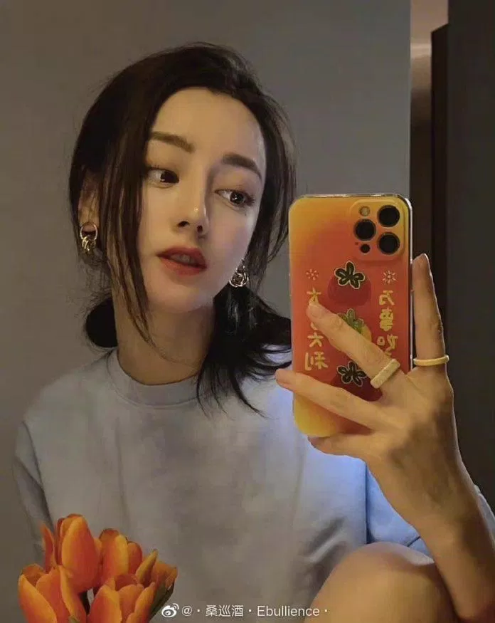 Chiếc áo Định Lệ Nhiêt Ba mặc selfie (Nguồn: Internet) Chiếc áo Định Lệ Nhiêt Ba mặc selfie (Nguồn: Internet)
