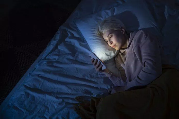 Nên tránh sử dụng thiết bị điện tử trước khi ngủ (Ảnh: Internet)