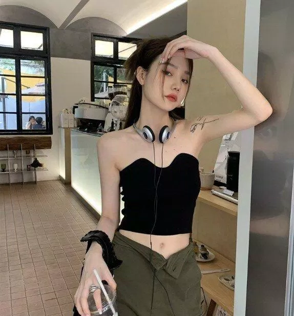 Mẫu áo ống dệt kim croptop ( ảnh: Internet )