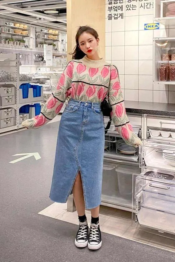 Áo len mix chân váy denim đơn giản nhưng không lỗi mốt (Ảnh: Internet)