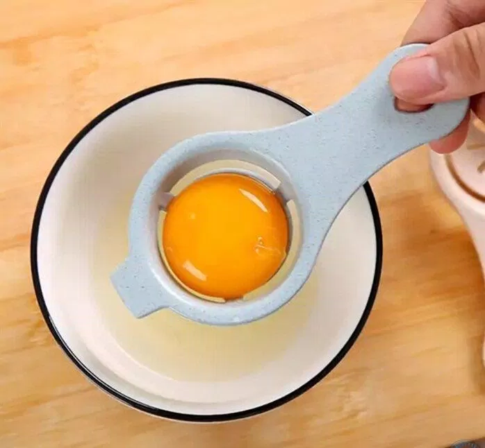 Làm hỗn hợp kem trứng (Ảnh: Internet)