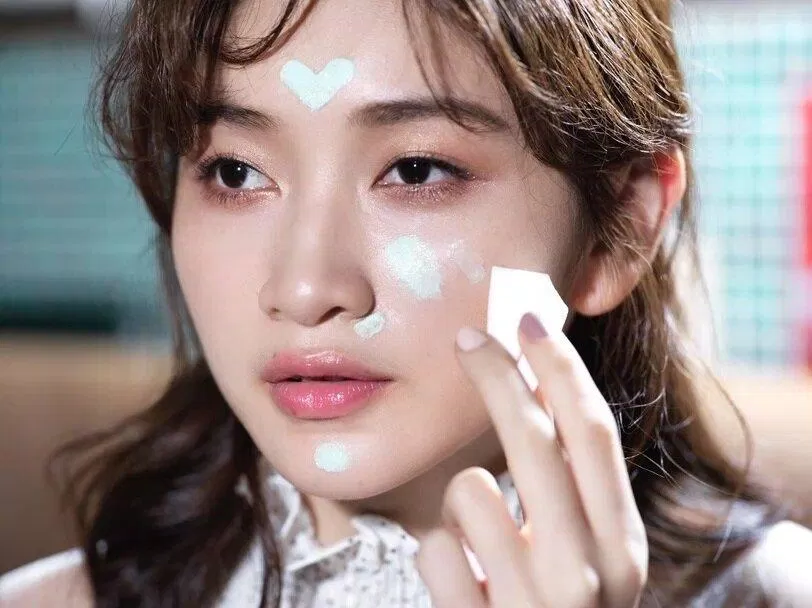 Cách dùng phấn phủ tạo lớp nền mỏng nhẹ không bết dính. (Ảnh: Internet) Cách dùng phấn phủ tạo lớp nền mỏng nhẹ không bết dính. (Ảnh: Internet)