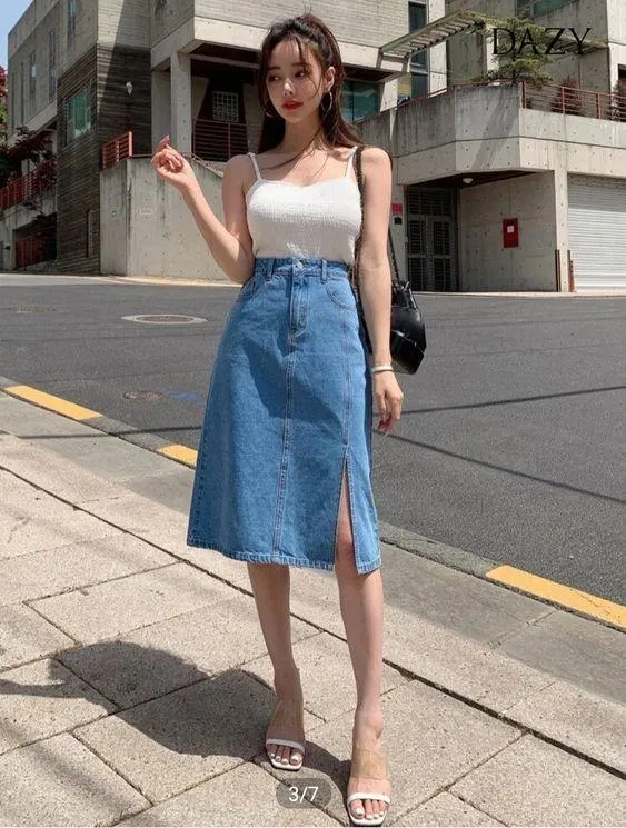 Áo hai dây mix cùng chân váy denim (Ảnh: Internet)