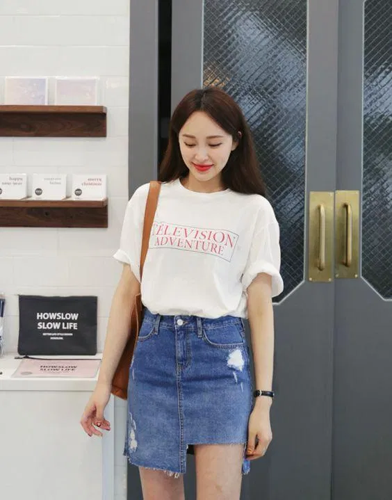 Chân váy denim kết hợp với áo phông (Ảnh: Internet)