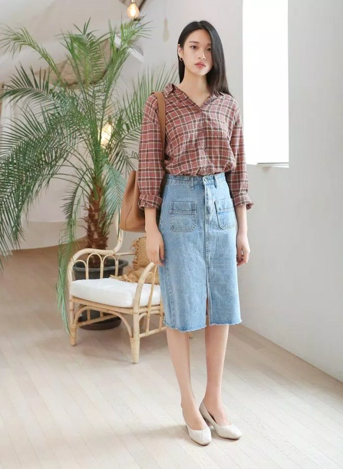 Chân váy jean kết hợp cùng áo sơ mi trẻ trung, lịch sự (Ảnh: Internet)