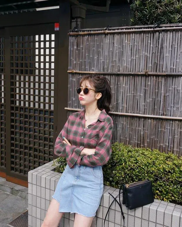 Chân váy jean năng động, trendy cùng áo sơ mi (Ảnh: Internet)
