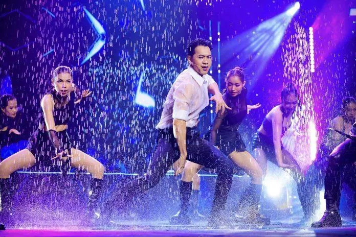 Hình ảnh Chủ tịch ACB Trần Hùng Huy nhảy và hát trên sân khấu Hình ảnh Chủ tịch ACB Trần Hùng Huy nhảy và hát trên sân khấu