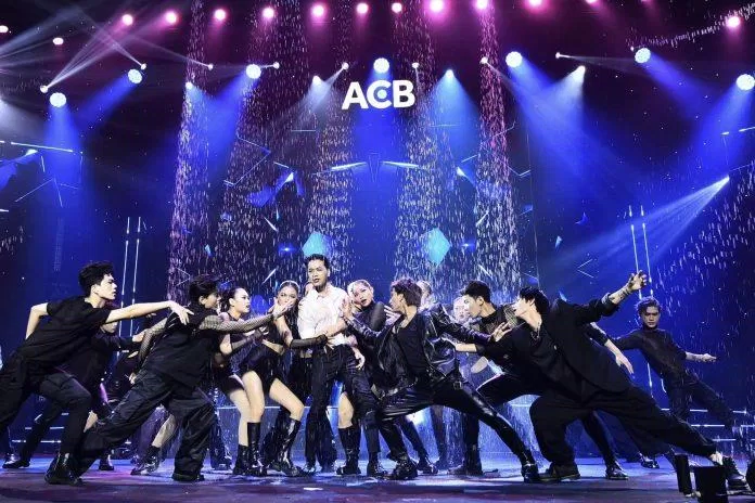 Hình ảnh Chủ tịch ACB Trần Hùng Huy thay đổi trang phục và nhảy cùng các vũ công Hình ảnh Chủ tịch ACB Trần Hùng Huy thay đổi trang phục và nhảy cùng các vũ công