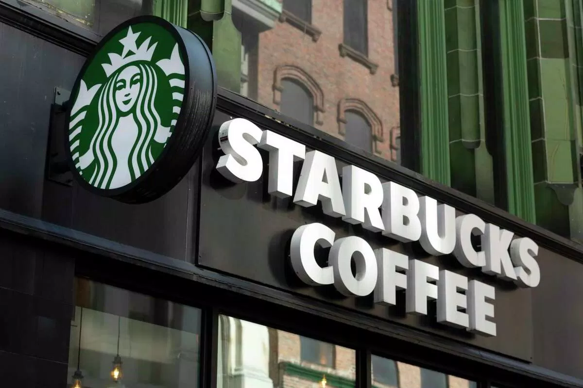 Starbucks thuộc TOP 5 thương hiệu chuỗi Coffee Shop được quan tâm nhất trên Mạng xã hội với hơn 35.000 thảo luận (Ảnh: Internet) Starbucks thuộc TOP 5 thương hiệu chuỗi Coffee Shop được quan tâm nhất trên Mạng xã hội với hơn 35.000 thảo luận (Ảnh: Internet)
