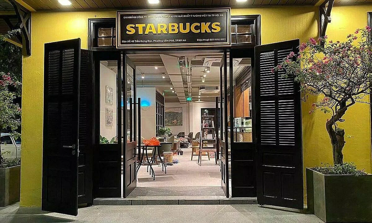 Đầu tháng 12 năm 2022, Starbucks Hội An đã làm xôn xao cộng đồng mạng, bởi xuất hiện không phải là giao diện logo màu xanh lá đặc trưng mà thay vào đó là màu vàng - đen đậm chất phố cổ (Ảnh: Internet) Đầu tháng 12 năm 2022, Starbucks Hội An đã làm xôn xao cộng đồng mạng, bởi xuất hiện không phải là giao diện logo màu xanh lá đặc trưng mà thay vào đó là màu vàng - đen đậm chất phố cổ (Ảnh: Internet)