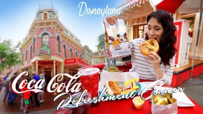 Từ năm 1992, Coca-Cola đã bắt đầu cộng tác với Disneyland Paris và cho ra mắt rất nhiều thiết kế mẫu thiết kế chai lọ, đồ gia dụng hay những phụ kiện độc đáo (Ảnh: Internet)