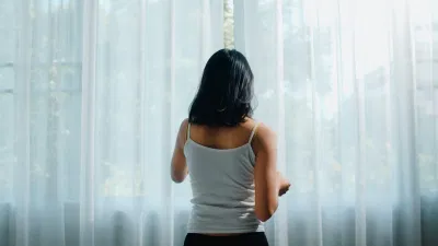 Che rèm tất cả các cửa sổ (Ảnh: Internet) Che rèm tất cả các cửa sổ (Ảnh: Internet)